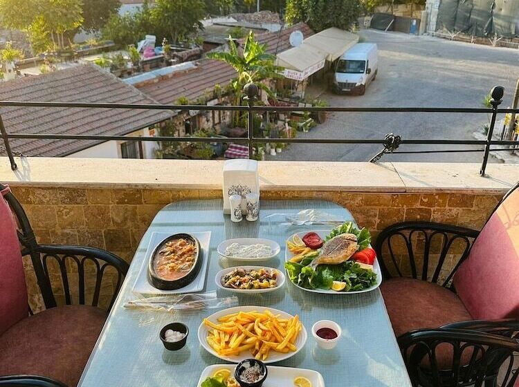 Rebetika Hotel & Bistro