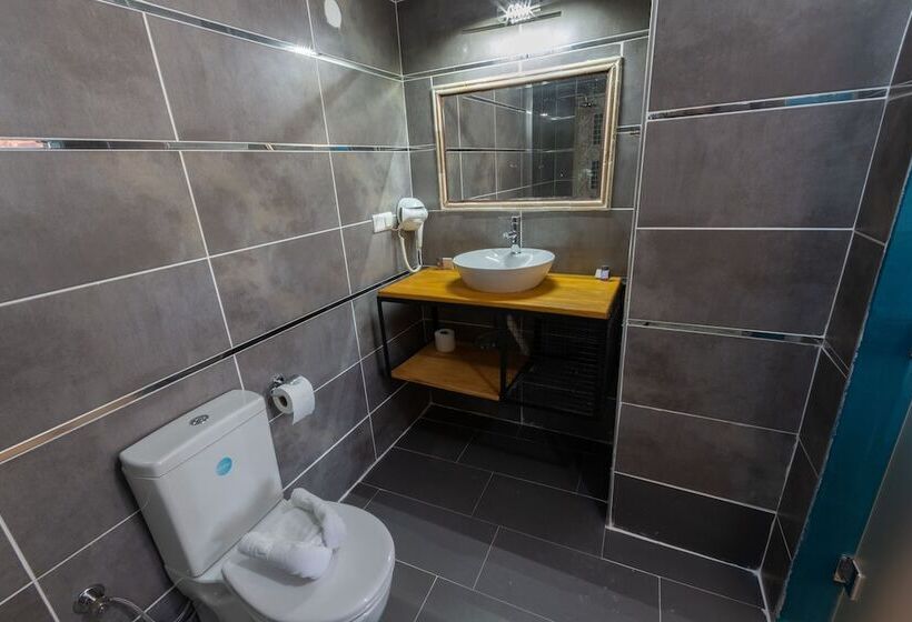 Rebetika Hotel & Bistro