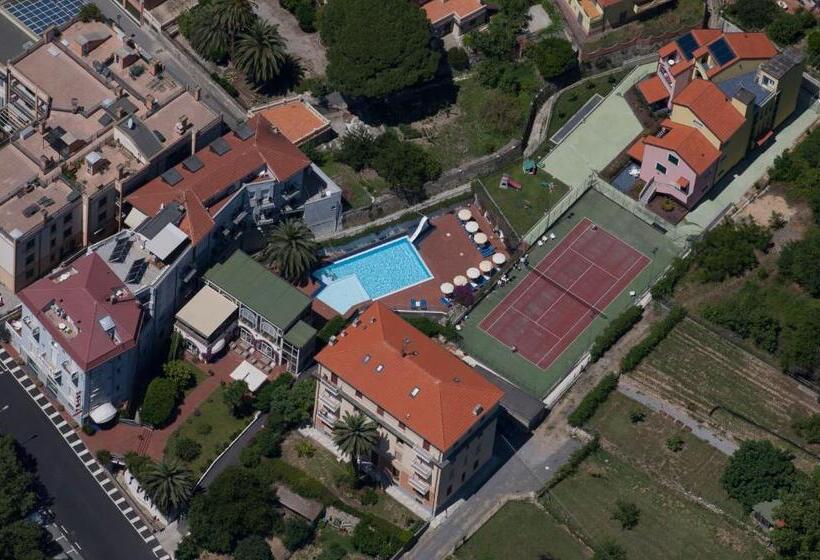 فندق Riviera 3 Stelle Con Piscina Estiva Gratuita E Garage A Pagamento