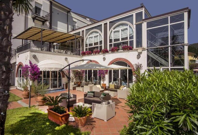 فندق Riviera 3 Stelle Con Piscina Estiva Gratuita E Garage A Pagamento