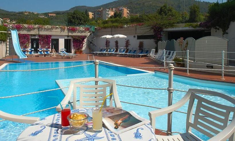 فندق Riviera 3 Stelle Con Piscina Estiva Gratuita E Garage A Pagamento