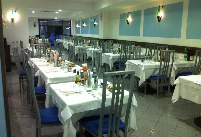 فندق Riviera 3 Stelle Con Piscina Estiva Gratuita E Garage A Pagamento