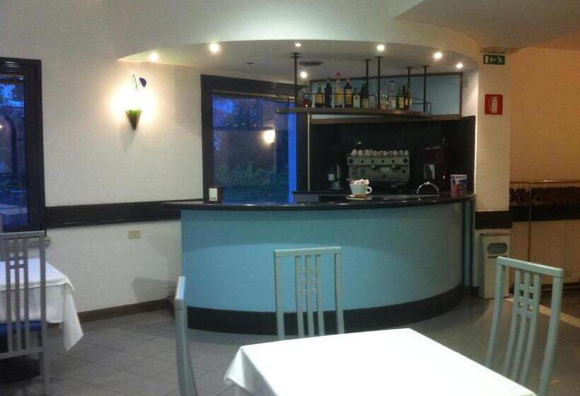 فندق Riviera 3 Stelle Con Piscina Estiva Gratuita E Garage A Pagamento