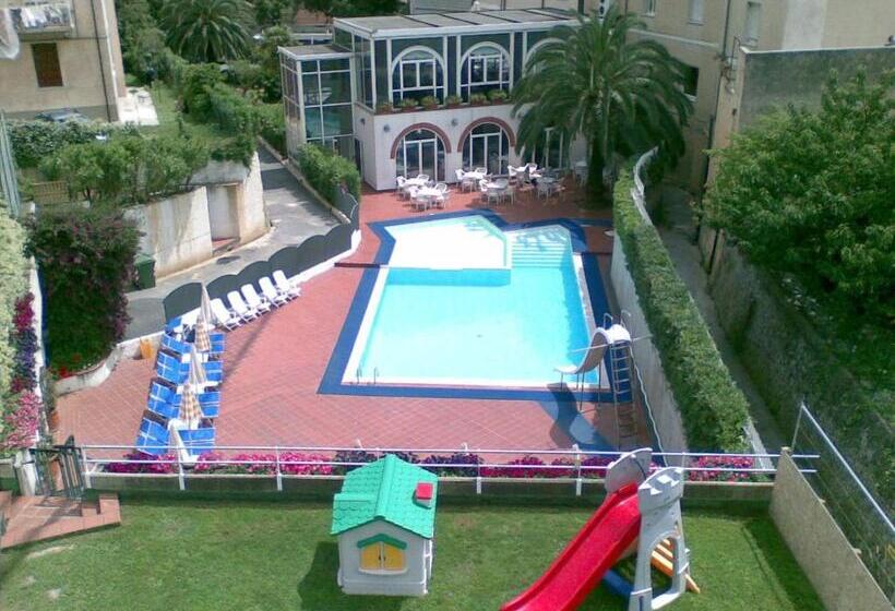 فندق Riviera 3 Stelle Con Piscina Estiva Gratuita E Garage A Pagamento