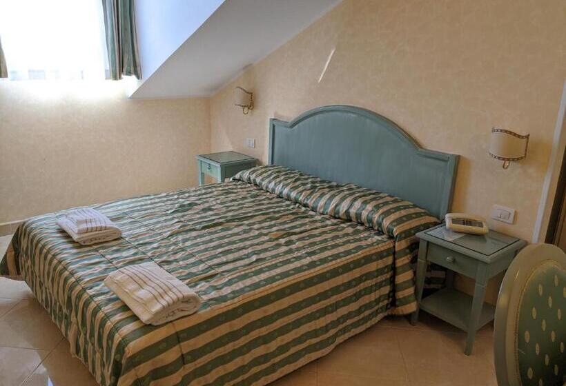 فندق Riviera 3 Stelle Con Piscina Estiva Gratuita E Garage A Pagamento