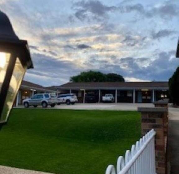 مُتل Kinross Inn