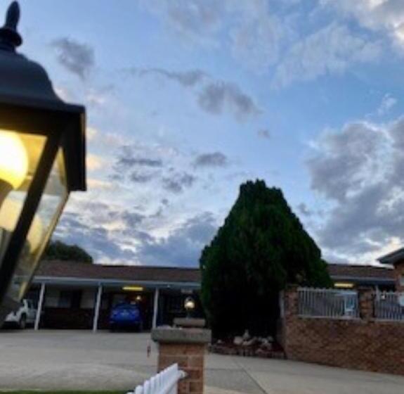 مُتل Kinross Inn