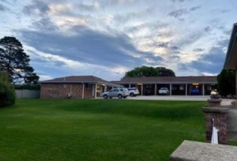 مُتل Kinross Inn