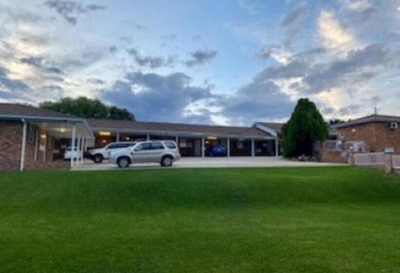 مُتل Kinross Inn