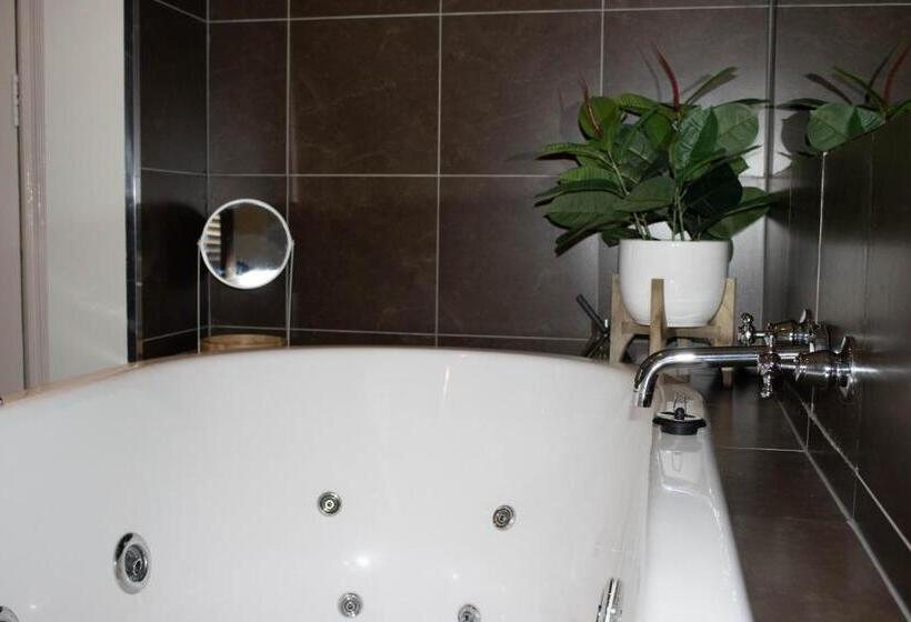 Oscars Hotel And Cafe Bar