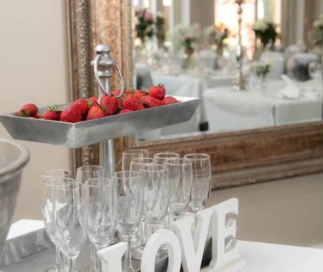 Oscars Hotel And Cafe Bar