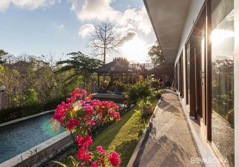 فندق Bombora Surf Camp