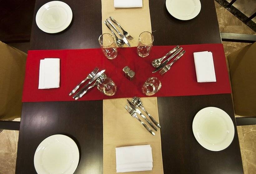 فندق The Golden Plaza