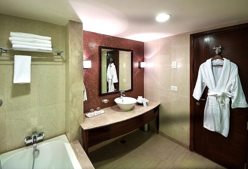 فندق The Golden Plaza