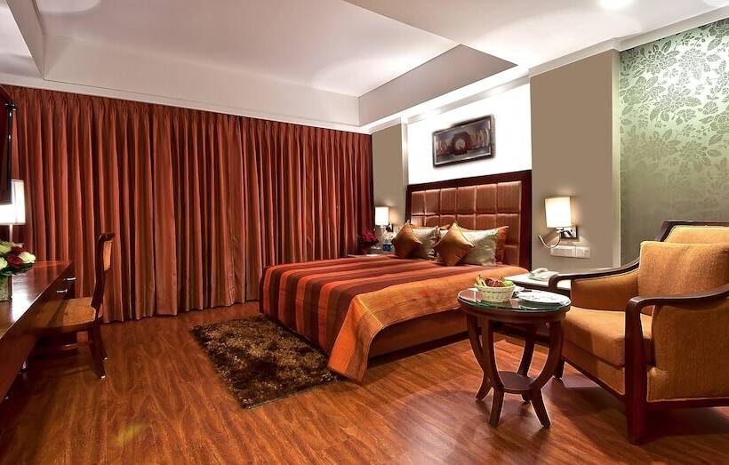 فندق The Golden Plaza