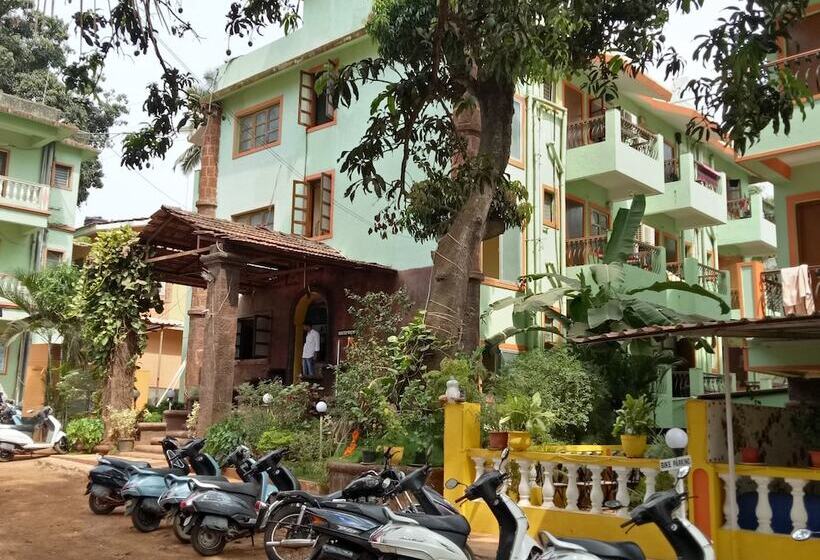 هتل Krish Holiday Inn