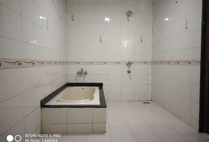 هتل Krish Holiday Inn