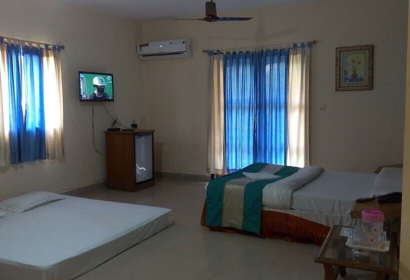 هتل Krish Holiday Inn