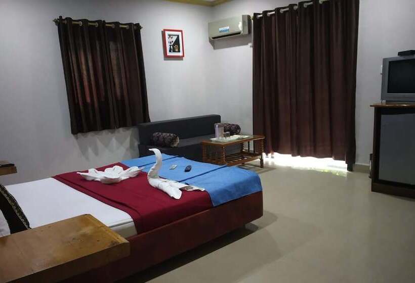 هتل Krish Holiday Inn