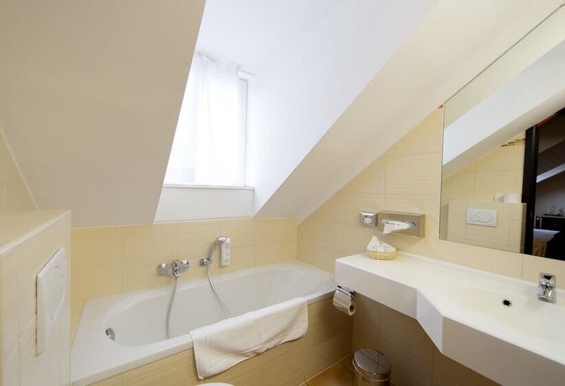 Отель Leo Station, Villa Et Annexes