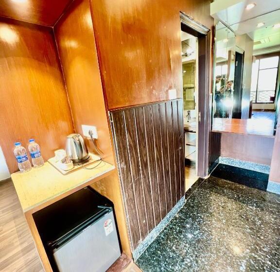 ホテル Sea Hawk Hill Resort A Luxury Boutique Resort, 20 Km From Nainital