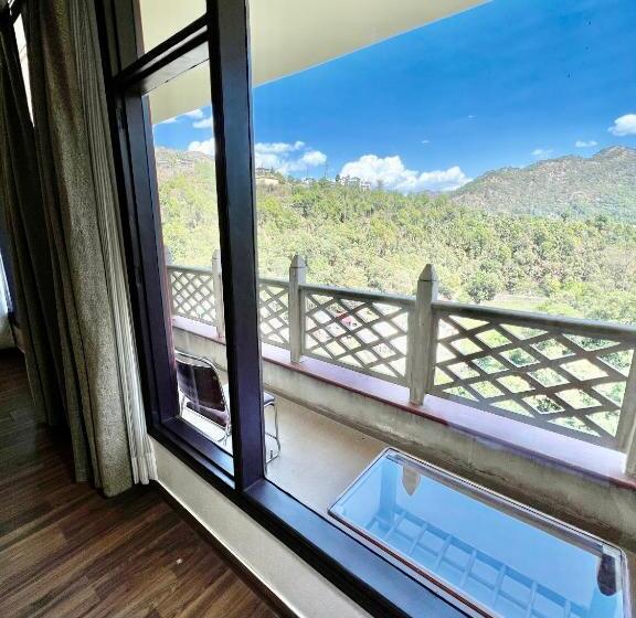 ホテル Sea Hawk Hill Resort A Luxury Boutique Resort, 20 Km From Nainital