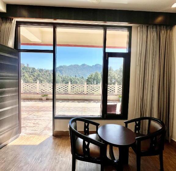 ホテル Sea Hawk Hill Resort A Luxury Boutique Resort, 20 Km From Nainital