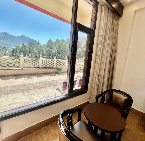ホテル Sea Hawk Hill Resort A Luxury Boutique Resort, 20 Km From Nainital