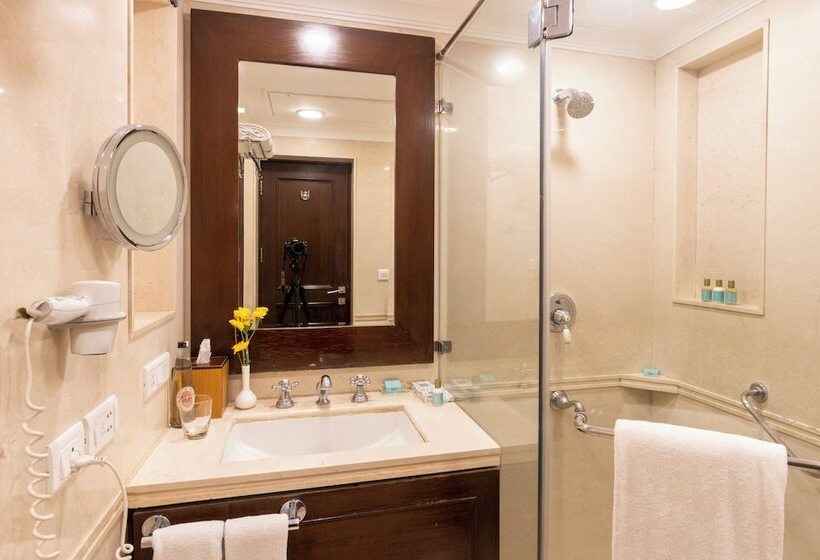 Hotel The Claridges Nabha Residence