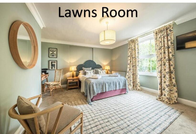 فندق The Feathers Holt