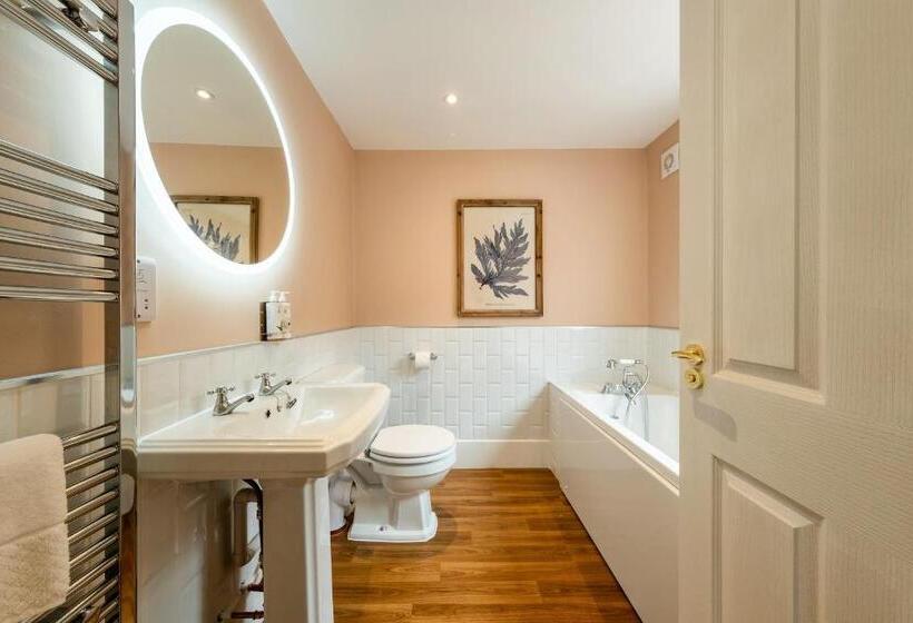 فندق The Feathers Holt