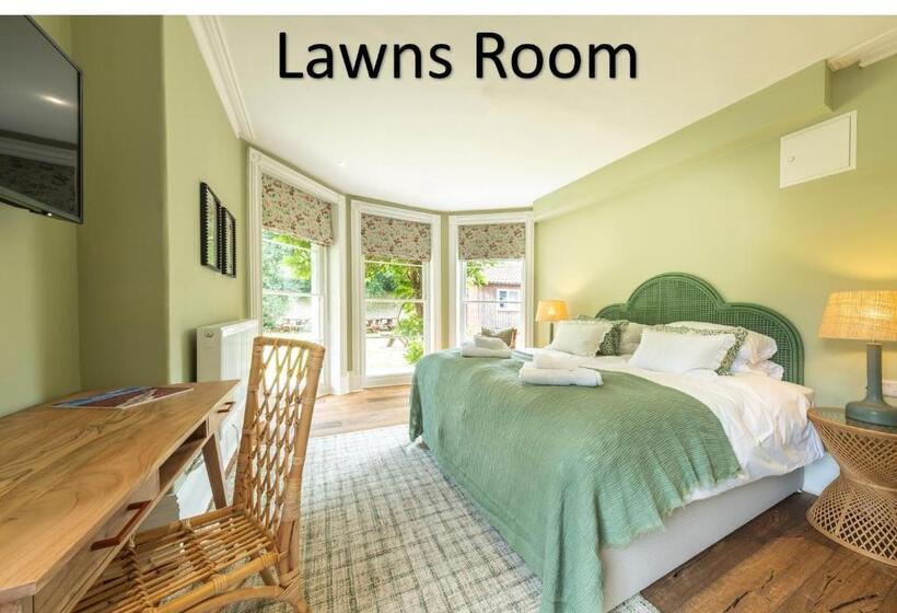 فندق The Feathers Holt