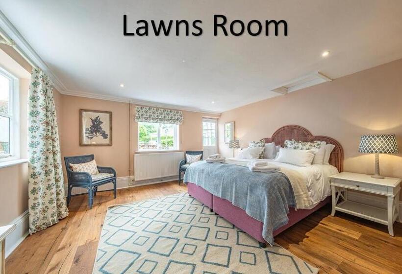 فندق The Feathers Holt