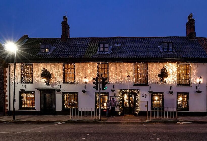 فندق The Feathers Holt