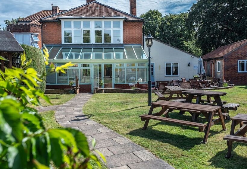 فندق The Feathers Holt