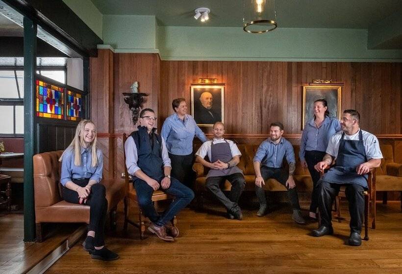 فندق The Feathers Holt