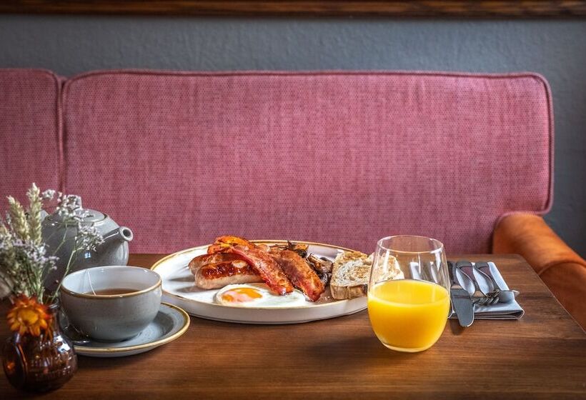 فندق The Feathers Holt