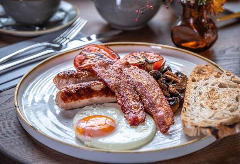 فندق The Feathers Holt