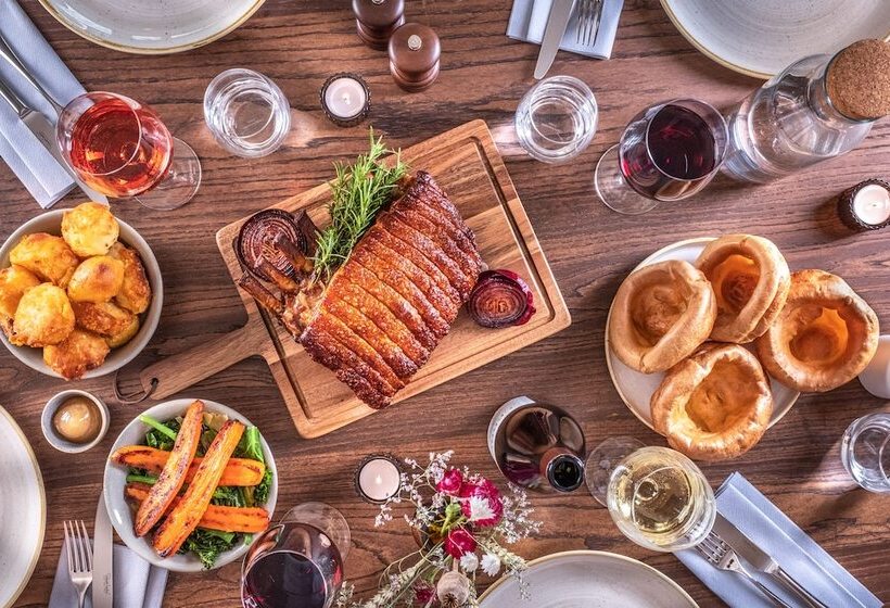 فندق The Feathers Holt