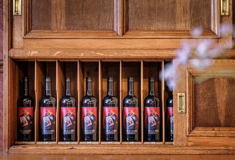 فندق The Feathers Holt