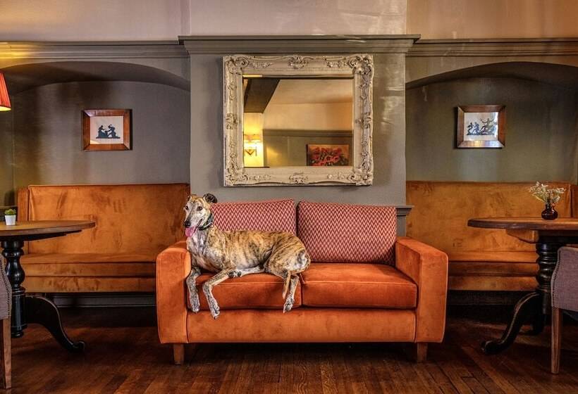 فندق The Feathers Holt