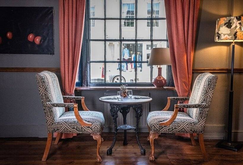 فندق The Feathers Holt