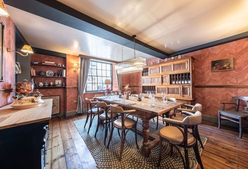 فندق The Feathers Holt