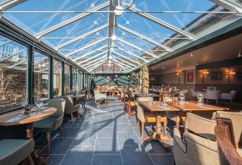 فندق The Feathers Holt