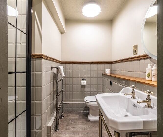 فندق The Feathers Holt