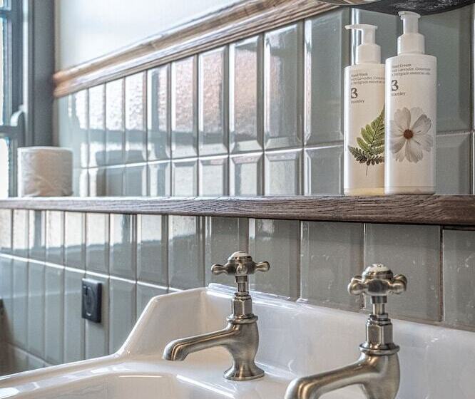 فندق The Feathers Holt