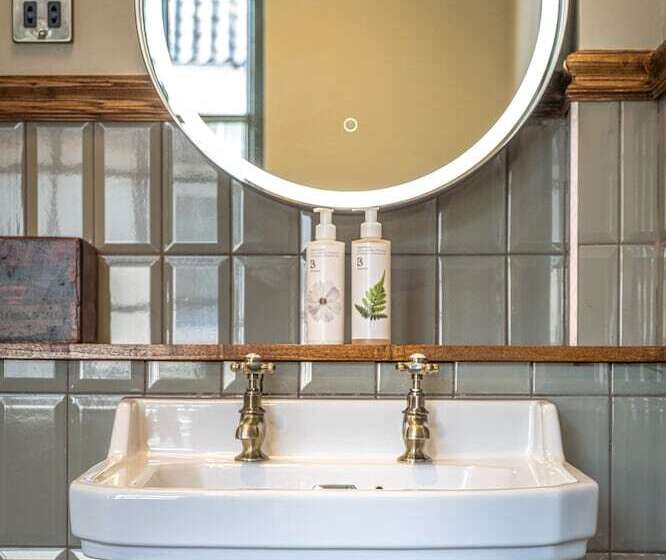 فندق The Feathers Holt