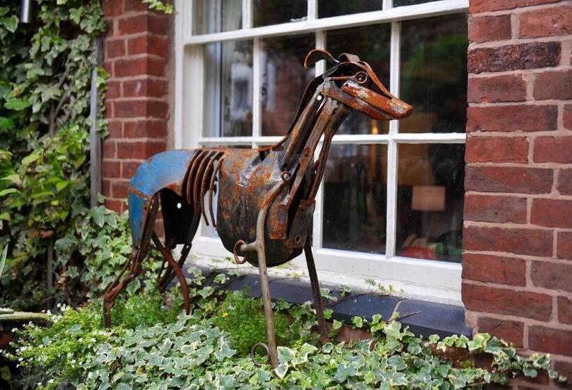 هتل The Greyhound Coaching Inn