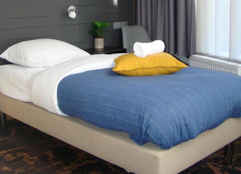 هتل The Happy Traveler