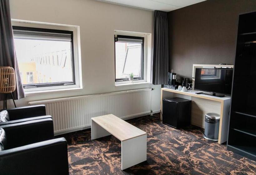 هتل The Happy Traveler